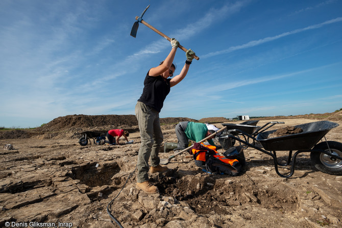 L'horreum, vaste entrep&ocirc;t destin&eacute; au stockage de denr&eacute;es et au ravitaillement des l&eacute;gions en mission,-40/-30 av. notre &egrave;re, en cours de fouille sur le Mont Castel &agrave; Port-en-Bessin (Calvados).