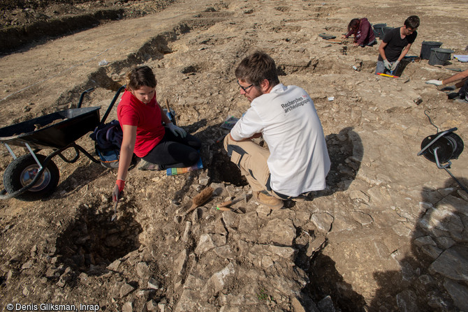 L'horreum, vaste entrep&ocirc;t destin&eacute; au stockage de denr&eacute;es et au ravitaillement des l&eacute;gions en mission,-40/-30 av. notre &egrave;re, en cours de fouille sur le Mont Castel &agrave; Port-en-Bessin (Calvados).
