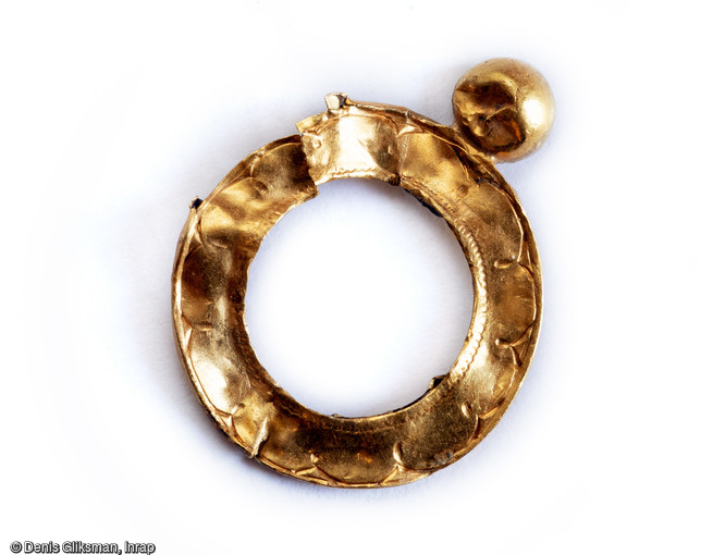 Pendentif en or, -40/-30 avant notre &egrave;re, mis au jour sur le Mont Castel &agrave; Port-en-Bessin (Calvados).&nbsp;