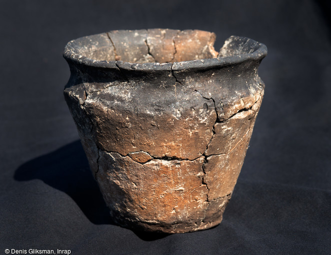Petite terrine en c&eacute;ramique dat&eacute;e du Ve si&egrave;cle avant notre &egrave;re d&eacute;couverte sur le Mont Castel &agrave; Port-en-Bessin (Calvados).