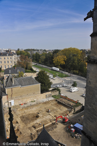 Vue d'une partie de la fouille depuis les toits de la cath&eacute;drale Saint-Julien au Mans (Sarthe)