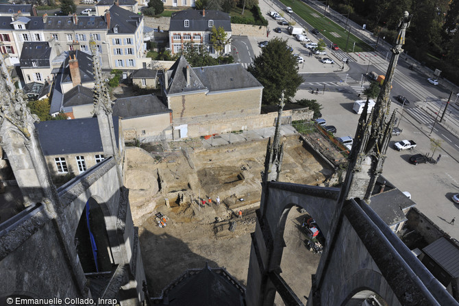Vue d'une partie de la fouille depuis les toits de la cath&eacute;drale Saint-Julien du Mans (Sarthe)