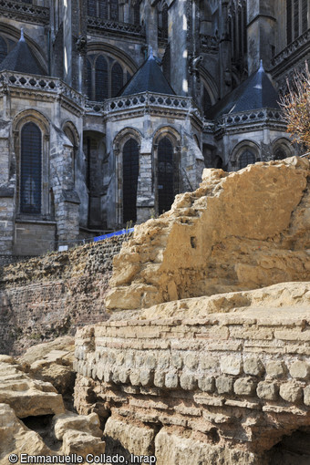 Enceinte antique : mise au jour du soubassement de la tour dite de l'Ev&eacute;ch&eacute; de la cath&eacute;drale du Mans (Sarthe)