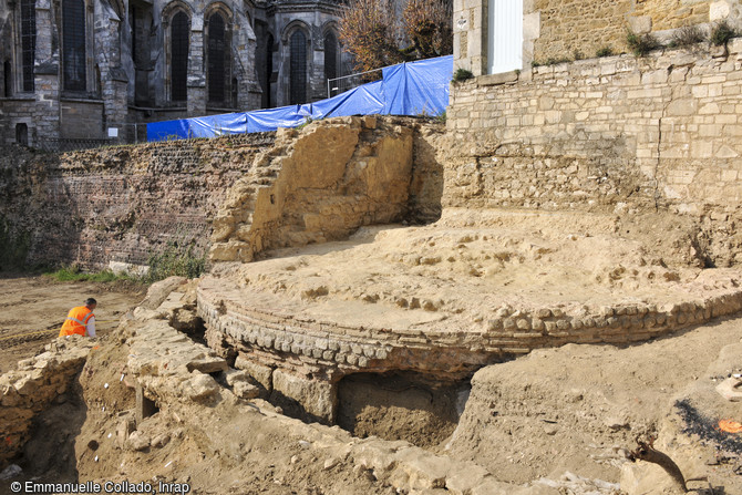 Enceinte antique : mise au jour du soubassement de la tour dite de l'Ev&eacute;ch&eacute; de la cath&eacute;drale du Mans (Sarthe)