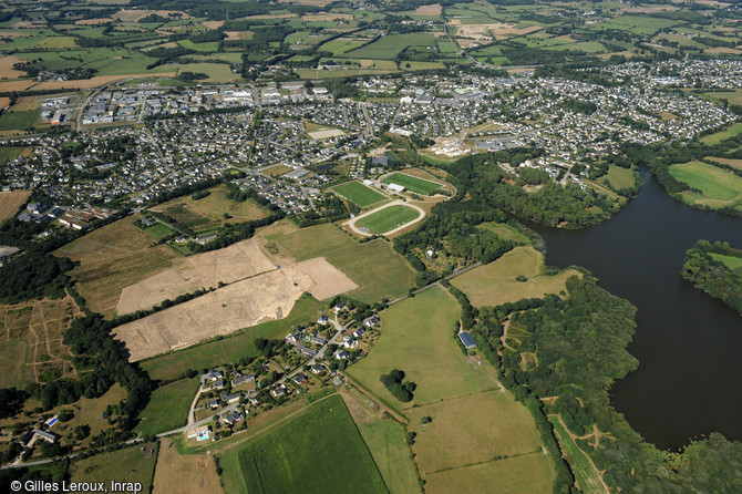 Vue a&eacute;rienne du site de fouille au sein de la Zac de Brestivan &agrave; Theix-Noyalo (Morbihan)