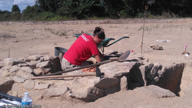 Fouille d'un fumoir gallo-romain utilis&eacute; pour fumer de la viande et du poisson sur le site arch&eacute;ologique de la Zac de Brestivan &agrave; Theix-Noyalo (Morbihan).