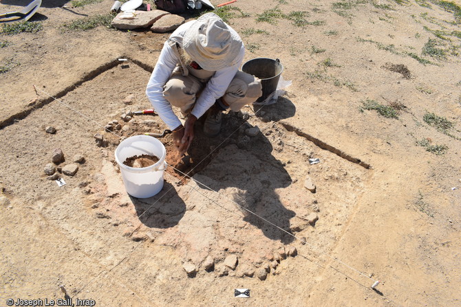 Fouille de la sole d'un four de cuisson gallo-romain sur le site arch&eacute;ologique de la Zac de Brestivan &agrave; Theix-Noyalo (Morbihan).