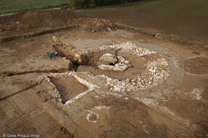 Vue générale du  Moulin rouge  ancien moulin à vent de Thélus (Pas-de-Calais) décrit par le caporal Louis Barthas en décembre 1915, qui a donné lieu un siècle plus tard à une fouille archéologique.