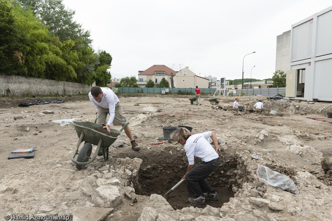 Fouille d'une fosse sur le site arch&eacute;ologique de la ville antique de Meaux (Seine-et-Marne).