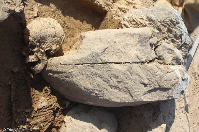 D&eacute;tail de la tombe &agrave; inhumation entour&eacute;e de dalles, de la fin de l'&acirc;ge du Bronze, mise au jour &agrave; Massongy (Haute-Savoie). Le squelette est celui d'une femme qui portait autour du cou un collier d'ambre. La st&egrave;le grav&eacute;e de signalisation de la s&eacute;pulture s'est effondr&eacute;e sur le squelette. &nbsp;