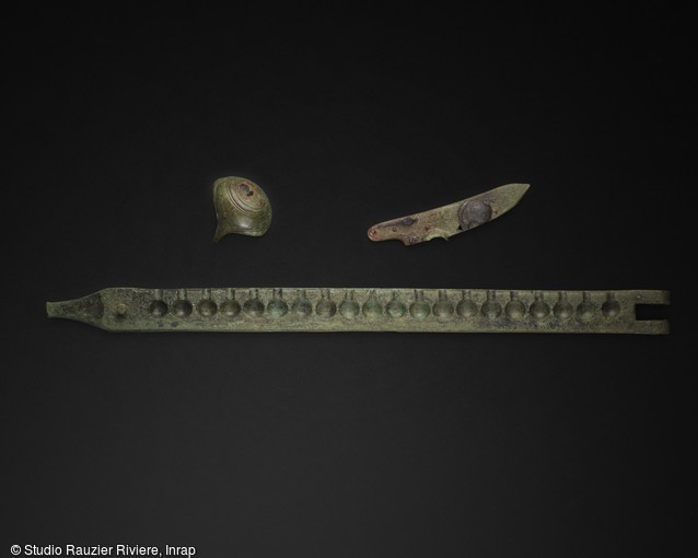 Branche de moule &agrave; balles, crosse de pistolet et platine &agrave; silex, XIIIe si&egrave;cle, mis au jour en 2012 sur le site du ch&acirc;teau Dubuc &agrave; la Trinit&eacute; (Martinique)et aujourd'hui restaur&eacute;s.