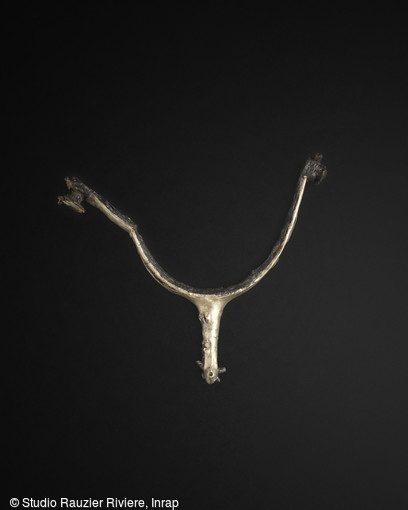 Eperon du XVIIIe si&egrave;cle, fer et placage d'argent,&nbsp; mis au jour en 2012 sur le site du ch&acirc;teau Dubuc &agrave; la Trinit&eacute; (Martinique) et aujourd'hui restaur&eacute;.