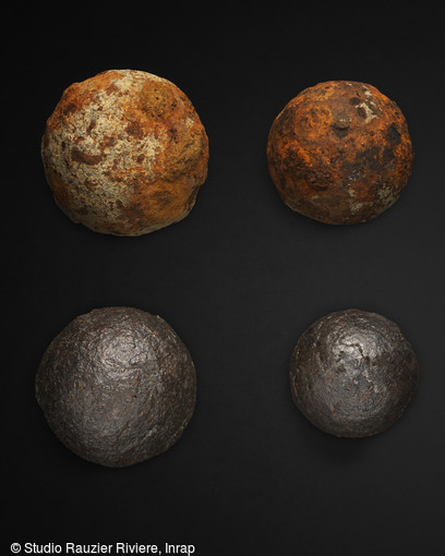 Quatre boulets, XVIIIe si&egrave;cle, mis au jour en 2012 sur le site du ch&acirc;teau Dubuc &agrave; la Trinit&eacute; (Martinique) dont deux ont &eacute;t&eacute; aujourd'hui restaur&eacute;s.