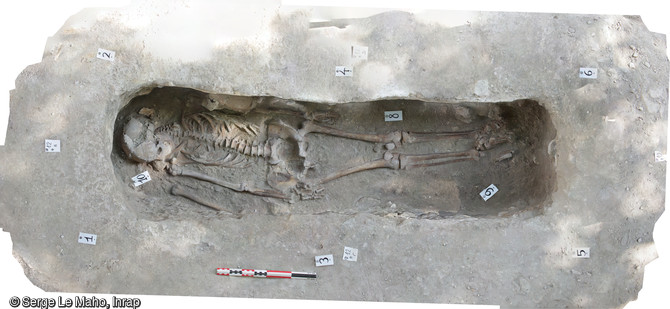 Restitution photogramm&eacute;trique d'une s&eacute;pulture catholique du site du temple Saint-Eloi &agrave; Rouen (Seine-Maritime).