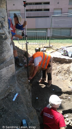 Relev&eacute; topographique sur le site arch&eacute;ologique du temple Saint-Eloi &agrave; Rouen (Seine-Maritime).