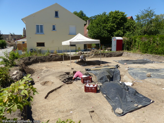 Vue g&eacute;n&eacute;rale du chantier des ateliers de potiers du haut Moyen &acirc;ge (VIe-XIIe si&egrave;cles) en cours de fouille &agrave; Sevrey (Sa&ocirc;ne-et-Loire). La densit&eacute; et l'&eacute;tat de conservation des vestiges, principalement des fours et des d&eacute;potoirs, sont particuli&egrave;rement remarquables pour la p&eacute;riode carolingienne (VIIIe-IXe si&egrave;cles). 