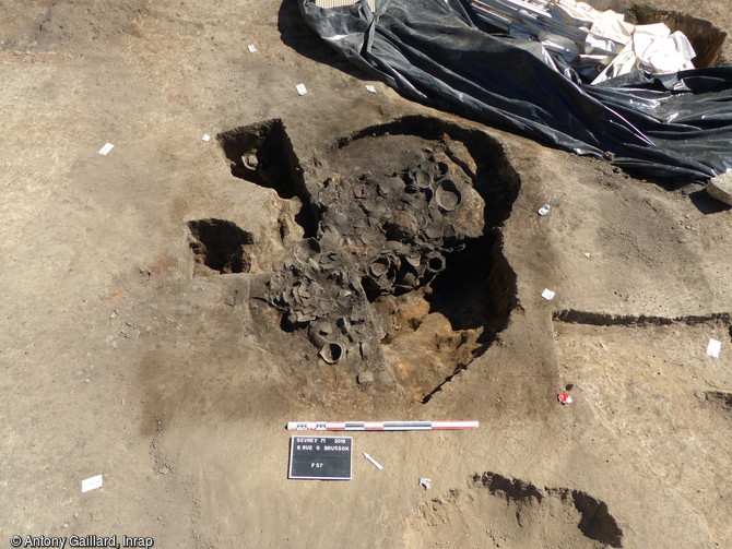 Vue z&eacute;nithale d'une fosse de travail de l'argile r&eacute;utilis&eacute;e comme d&eacute;potoir, XIe si&egrave;cle, mise au jour sur le site des ateliers de potiers du haut Moyen &Acirc;ge &agrave; Sevrey (Sa&ocirc;ne-et-Loire). 