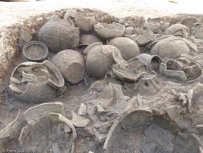 D&eacute;tail d'un des quatre fours mis au jour &agrave; Sevrey (Sa&ocirc;ne-et-Loire) de la p&eacute;riode carolingienne (VIIIe-IXe si&egrave;cles), d&eacute;couverte rare et in&eacute;dite. Celui-ci contient encore l'ultime production des artisans de l'&eacute;poque.