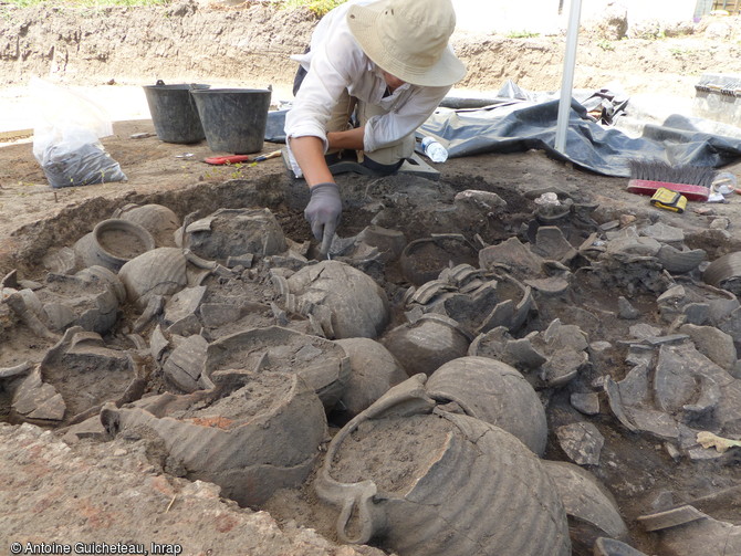 L'un des quatre fours mis au jour &agrave; Sevrey (Sa&ocirc;ne-et-Loire) de la p&eacute;riode carolingienne (VIIIe-IXe si&egrave;cles), d&eacute;couverte rare et in&eacute;dite. Celui-ci contient encore l'ultime production des artisans de l'&eacute;poque. 