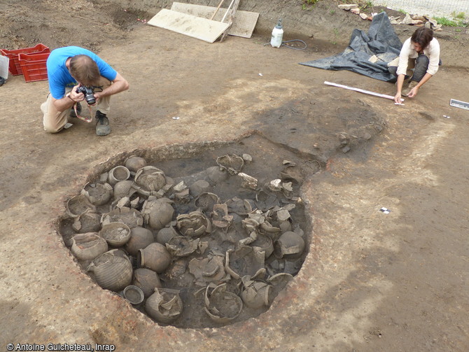 Relev&eacute;s photographiques d'un des quatre fours mis au jour &agrave; Sevrey (Sa&ocirc;ne-et-Loire) de la p&eacute;riode carolingienne (VIIIe-IXe si&egrave;cles), d&eacute;couverte rare et in&eacute;dite. Celui-ci contient encore l'ultime production des artisans de l'&eacute;poque. 