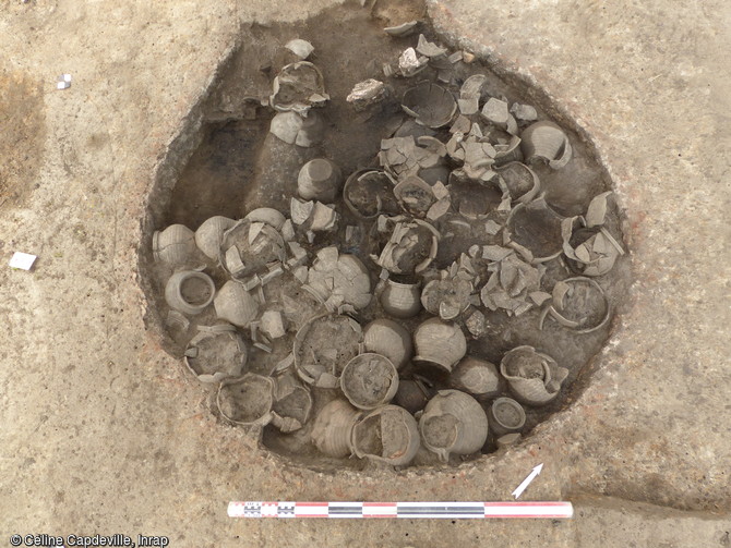 L'un des quatre fours mis au jour &agrave; Sevrey (Sa&ocirc;ne-et-Loire) de la p&eacute;riode carolingienne (VIIIe-IXe si&egrave;cles), d&eacute;couverte rare et in&eacute;dite. Celui-ci contient encore l'ultime production des artisans de l'&eacute;poque. 