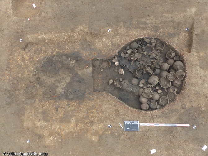 L'un des quatre fours mis au jour &agrave; Sevrey (Sa&ocirc;ne-et-Loire) de la p&eacute;riode carolingienne (VIIIe-IXe si&egrave;cles), d&eacute;couverte rare et in&eacute;dite. Celui-ci contient encore l'ultime production des artisans de l'&eacute;poque. 