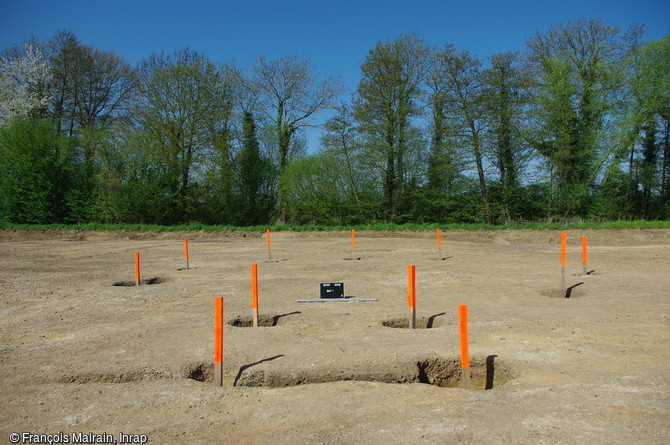 Grand b&acirc;timent circulaire de 7 m de diam&egrave;tre, datant du VIe si&egrave;cle avant notre &egrave;re &agrave; Bitry (Oise). Les trous recevaient les poteaux porteurs en bois.