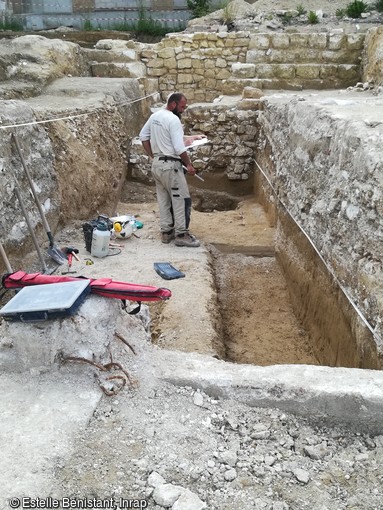 Relev&eacute; en cours d'une voierie du bas Moyen &Acirc;ge mise au jour sur le site arch&eacute;ologique de l'ancienne Abbaye de Toussaints &eacute;difi&eacute;e &agrave; Ch&acirc;lons-en-Champagne (Marne) au cours de la seconde moiti&eacute; du XVIe si&egrave;cle.