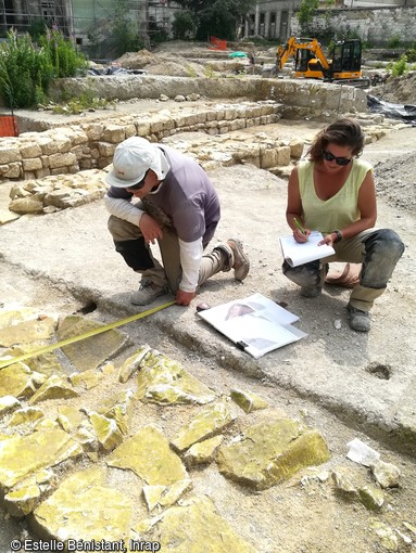 Relev&eacute; en cours d&rsquo;une construction ma&ccedil;onn&eacute;e constitutive d&rsquo;une unit&eacute; domestique du bas Moyen &Acirc;ge (XIVe-XVe si&egrave;cles) lors de la fouille d&rsquo;un secteur d&rsquo;habitat ayant pr&eacute;c&eacute;d&eacute; l&rsquo;implantation de l&rsquo;abbaye de Toussaints durant le XVIe si&egrave;cle &agrave; Ch&acirc;lons-en-Champagne (Marne). 