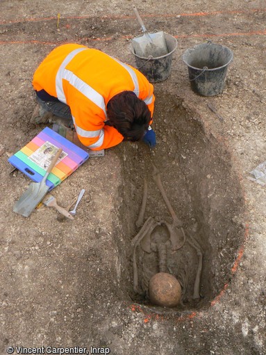 S&eacute;pulture du cimeti&egrave;re d'enfants de l'&acirc;ge du Fer, en cours de fouille &agrave; Jort (Calvados).