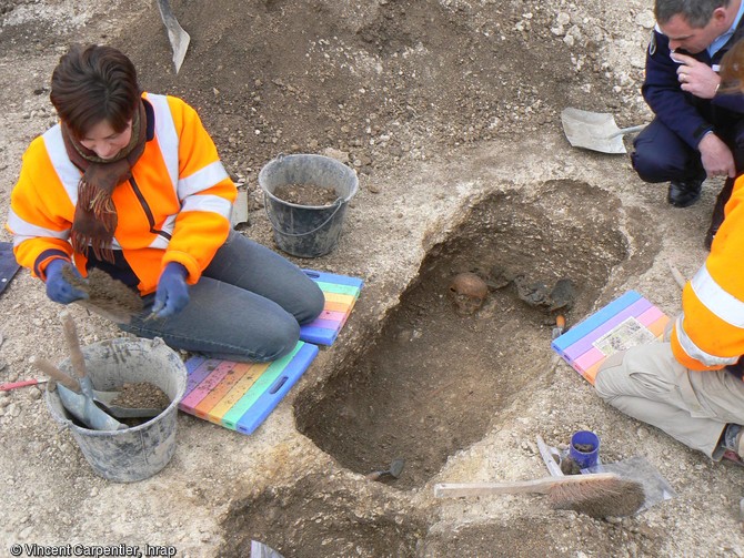 S&eacute;pulture du cimeti&egrave;re d'enfants de l'&acirc;ge du Fer, en cours de fouille &agrave; Jort (Calvados).