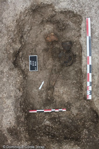 S&eacute;pulture d'un enfant &acirc;g&eacute; de 5 &agrave; 6 ans accompagn&eacute; de mobiliers dont deux c&eacute;ramiques, mise au jour dans le cimeti&egrave;re d'enfants datant l'&acirc;ge du Fer &agrave; Jort (Calvados).