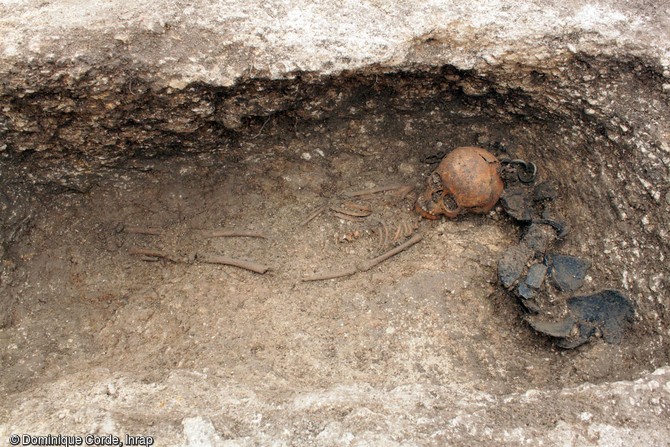 Vue d'ensemble du squelette d'un enfant &acirc;g&eacute; de 2 ans et demi d'apr&egrave;s les mensurations des os, log&eacute; dans la paroi en sape, mis au jour dans le cimeti&egrave;re d'enfants de l'&acirc;ge du Fer &agrave; Jort (Calvados).