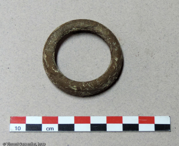 Bracelet en schiste provenant d'une s&eacute;pulture du cimeti&egrave;re d'enfants de l'&acirc;ge du Fer &agrave; Jort (Calvados)