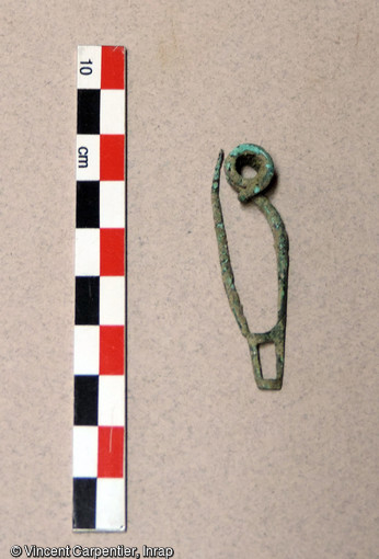 Fibule en alliage cuivreux provenant d'une s&eacute;pulture du cimeti&egrave;re d'enfants de l'&acirc;ge du Fer &agrave; Jort (Calvados)