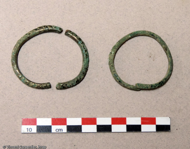 Bracelets en alliage cuivreux provenant d'une s&eacute;pulture du cimeti&egrave;re d'enfants de l'&acirc;ge du Fer &agrave; Jort (Calvados)