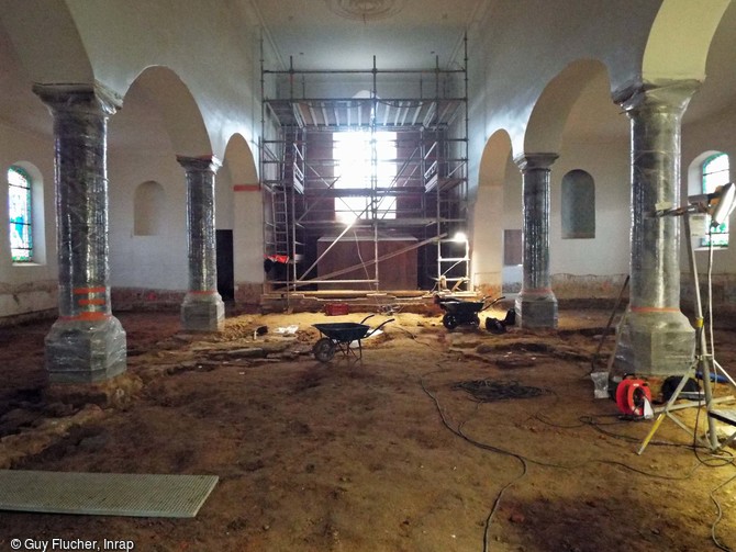 Vue g&eacute;n&eacute;rale de l'&eacute;glise Sainte-Benoite de Lerzy (Aisne) apr&egrave;s d&eacute;capage des sols contemporains 