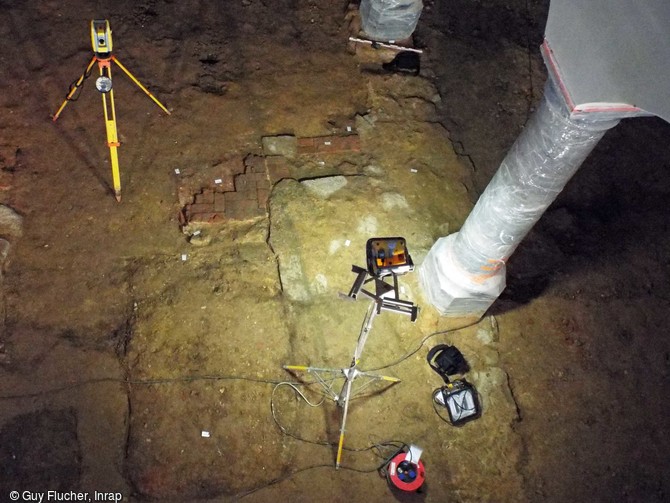 Fondation de l'arc triomphal d'&eacute;poque romane et lambeau de sol en brique d'&eacute;poque moderne de l'&eacute;glise Sainte-Benoite de Lerzy (Aisne)