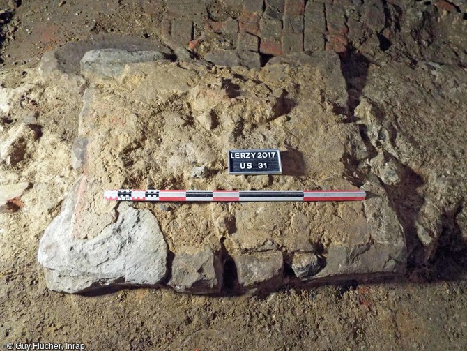 Base d'un des deux piliers quadrangulaires d'&eacute;poque romane de l'&eacute;glise Sainte-Benoite de Lerzy (Aisne). Ces piliers constituent l'&eacute;l&eacute;ment le plus remarquable, indice de l'existence pass&eacute;e des arcs&nbsp; entre la nef et les bas-c&ocirc;t&eacute;s. 