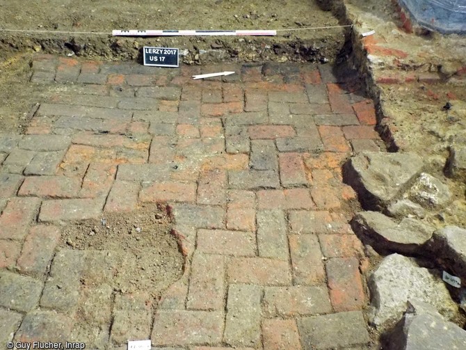 Sol en brique du bas-c&ocirc;t&eacute; sud d'&eacute;poque moderne de l'&eacute;glise Sainte-Benoite de Lerzy (Aisne)