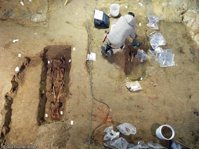 Fouille des s&eacute;pultures datant de l'&eacute;poque carolingienne au XVIIIe si&egrave;cle&nbsp; dans le ch&oelig;ur de l'&eacute;glise Sainte-Benoite de Lerzy (Aisne). Six fosses s&eacute;pulcrales ont &eacute;t&eacute; fouill&eacute;es contenant 9 d&eacute;funts dont 6 adultes des deux sexes, un immature biologique (12 ans +/- 30 mois) et deux enfants de moins de deux ans. Les d&eacute;funts &eacute;taient habill&eacute;s et/ou envelopp&eacute;s dans des linceuls, ensuite plac&eacute;s dans des cercueils ou des coffrages, eux-m&ecirc;mes d&eacute;pos&eacute;s dans des fosses de forme ovale ou quadrangulaire, aux angles arrondis. 