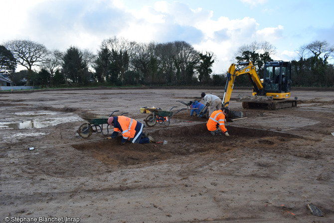 Fouille d'un b&acirc;timent excav&eacute; du Moyen &Acirc;ge sur le site de Ploudaniel-Plou&eacute;dern (Finist&egrave;re).