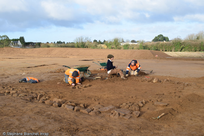 Fouille d'un b&acirc;timent en pierre du Moyen &Acirc;ge sur le site de Ploudaniel-Plou&eacute;dern (Finist&egrave;re).