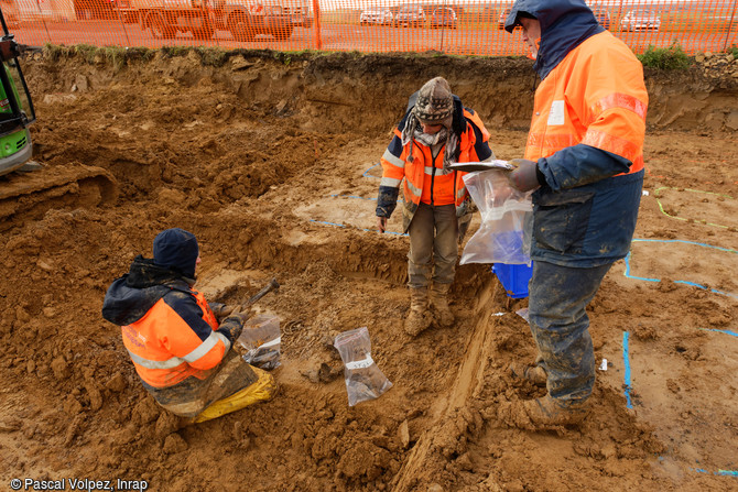 Enregistrement d'une s&eacute;pulture par les arch&eacute;ologues sur le site de la n&eacute;cropole provisoire de la Grande Guerre &agrave; Spincourt (Meuse).