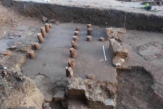 Pilettes rondes d'hypocauste (syst&egrave;me de chauffage par le sol) mises au jour sur le site des thermes gallo-romains &agrave; Porbail (Manche). Ces pilettes dispos&eacute;es &agrave; intervalles r&eacute;guliers, supportaient les dalles de b&eacute;ton des planchers sup&eacute;rieurs, sur lesquels &eacute;taient install&eacute;es les baignoires et les piscines aujourd'hui disparues. 