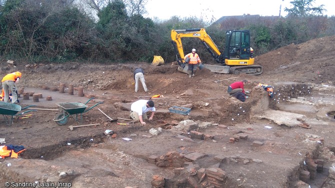 Vue g&eacute;n&eacute;rale du chantier de fouille des thermes gallo-romains &agrave; Portbail (Manche).