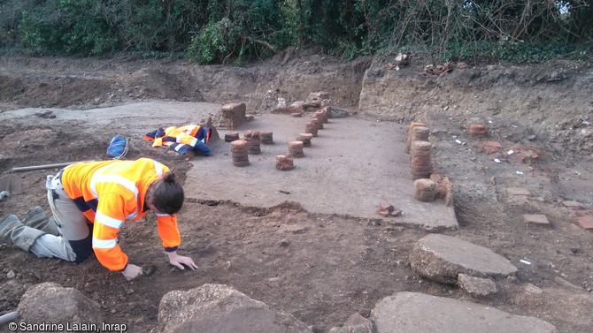 Vestiges d'un hypocauste (syst&egrave;me de chauffage par le sol) &agrave; pilettes rondes mis au jour sur le site des thermes gallo-romains &agrave; Porbail (Manche). Ces pilettes dispos&eacute;es &agrave; intervalles r&eacute;guliers, supportaient les dalles de b&eacute;ton des planchers sup&eacute;rieurs, sur lesquels &eacute;taient install&eacute;es les baignoires et les piscines aujourd'hui disparues.