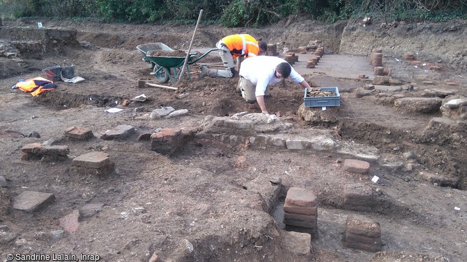 Vestiges d'hypocaustes (syst&egrave;me de chauffage par le sol) sur le site des thermes gallo-romain &agrave; Portbail (Manche). Au premier plan, pilettes de section carr&eacute;e ; au fond pilettes de section ronde. Ces pilettes dispos&eacute;es &agrave; intervalles r&eacute;guliers supportaient les dalles de b&eacute;ton des planchers sup&eacute;rieurs, sur lesquels &eacute;taient install&eacute;es les baignoires et les piscines.