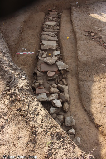 Egout de la domus gallo-romaine mitoyenne des thermes &agrave; Portbail (Manche). Cet &eacute;gout servait &agrave; la vidange de l'unique salle chaude de la domus.
