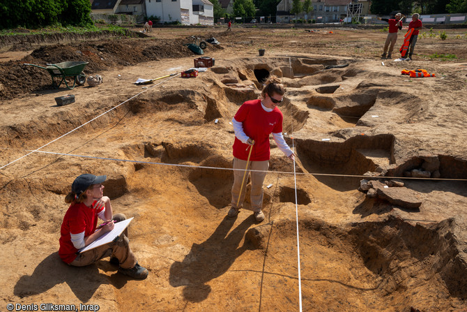 Prise de mesure &agrave; l'aide d'un carroyage sur le site de Moussy-Le-Neuf (Seine-et-Marne).